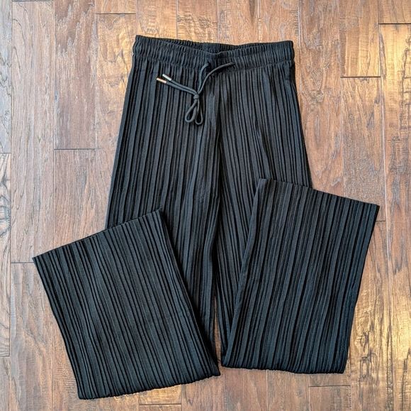Black Wide-Leg Pleated Pants - Picture 10 of 10